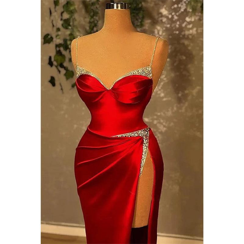 Vestido de fiesta largo de satén rojo con cuentas y tirantes de corazón con aberturas 