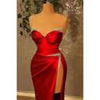 Vestido de fiesta largo de satén rojo con cuentas y tirantes de corazón con aberturas 