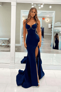 Vestido de fiesta con tirantes, corsé y abertura con cuentas