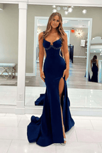 Vestido de fiesta con tirantes, corsé y abertura con cuentas