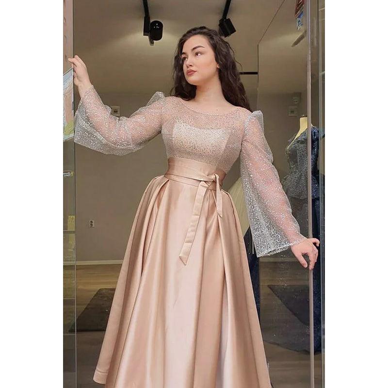 Wunderschönes und bezauberndes A-Linien-Abendkleid mit langen, schwungvollen Ärmeln