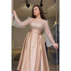 Wunderschönes und bezauberndes A-Linien-Abendkleid mit langen, schwungvollen Ärmeln