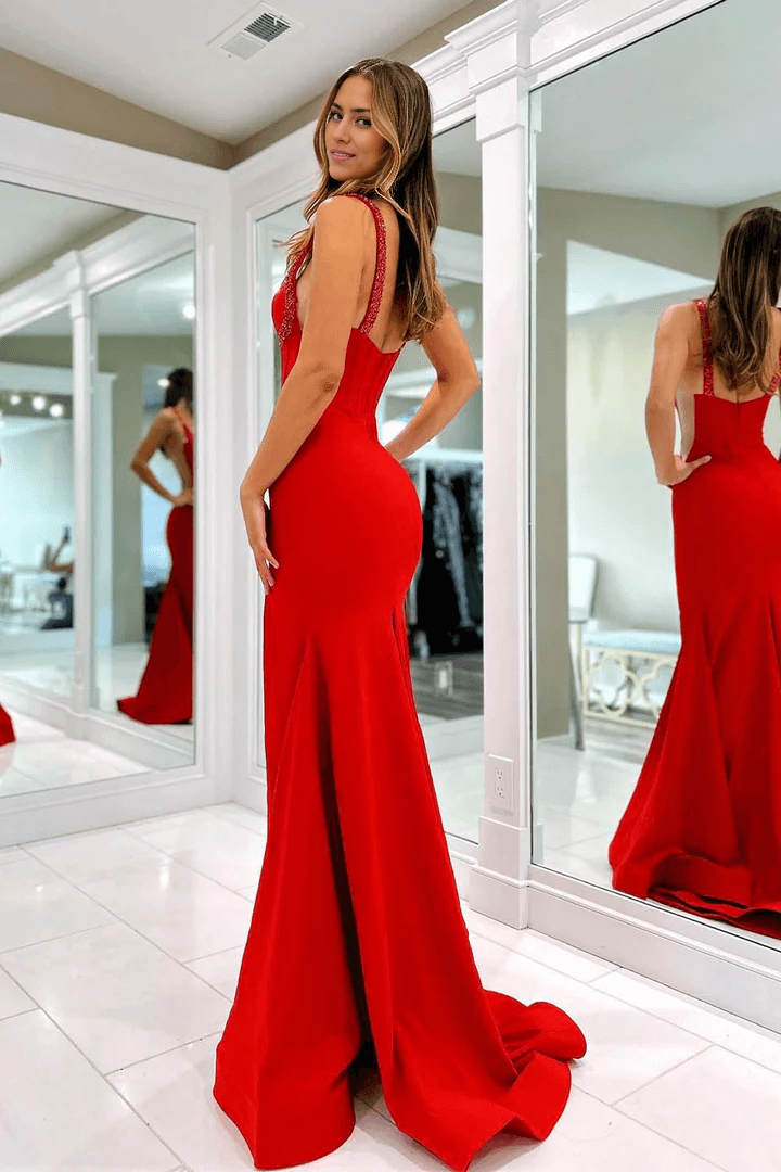 Vestido de fiesta con tirantes, corsé y abertura con cuentas