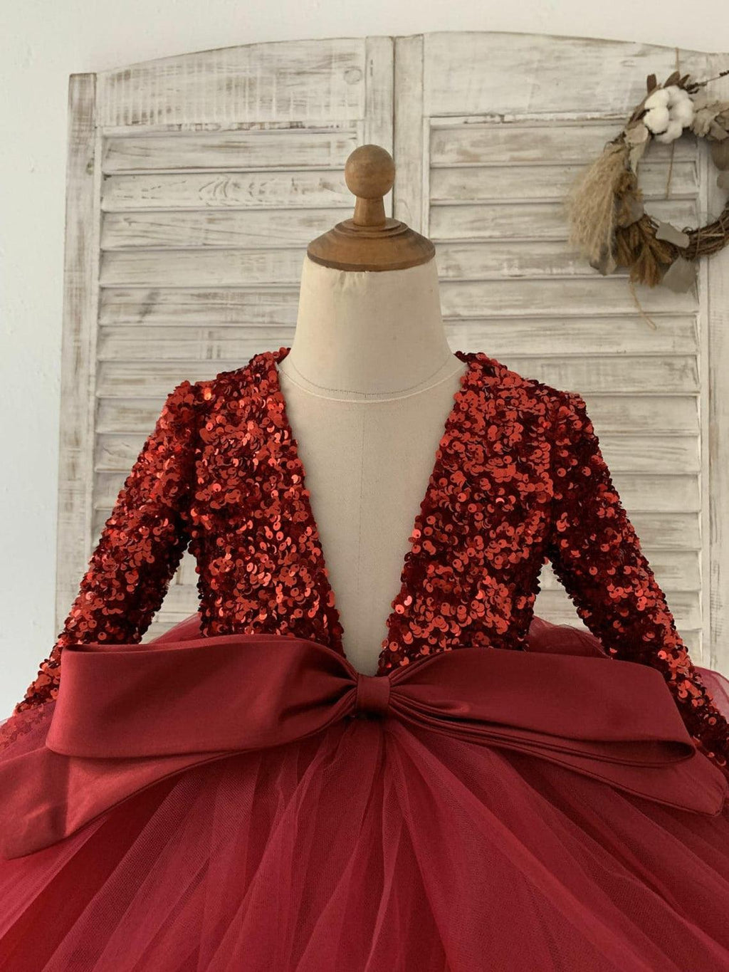 Festliches Partykleid aus Tüll mit tiefem V-Ausschnitt und Pailletten, knielang 