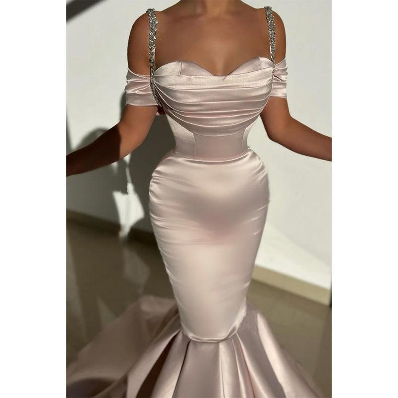Vestido de noche de satén estilo sirena con tirantes finos y escote en forma de corazón y cuentas 