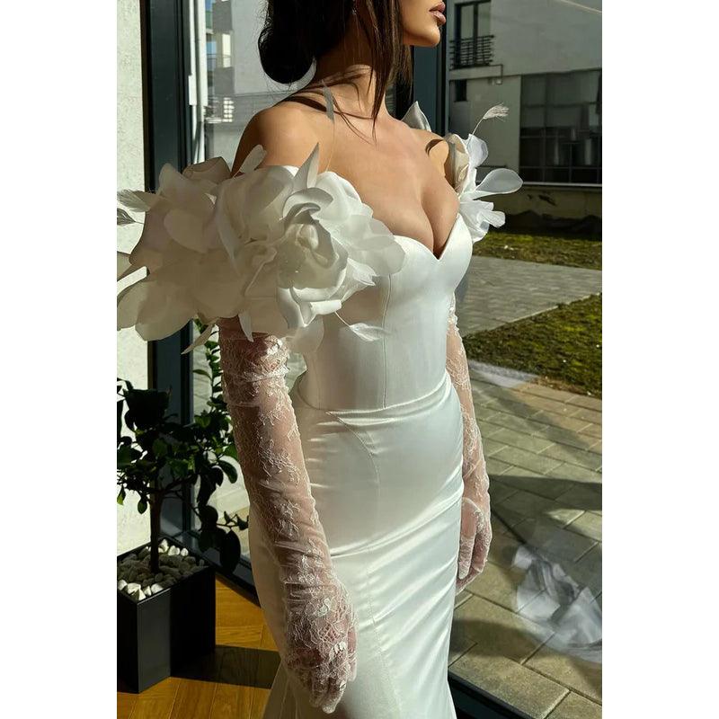 Wunderschönes und bezauberndes langärmliges Meerjungfrau-Ballkleid aus trägerlosem Satin mit Blumenmuster