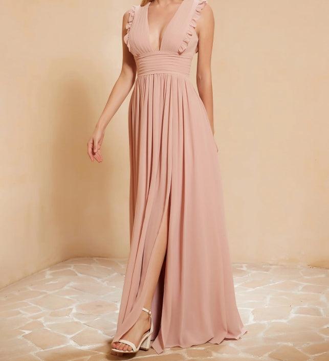 Vestido de noche con escote en V, volantes, plisado y abertura en la parte delantera.