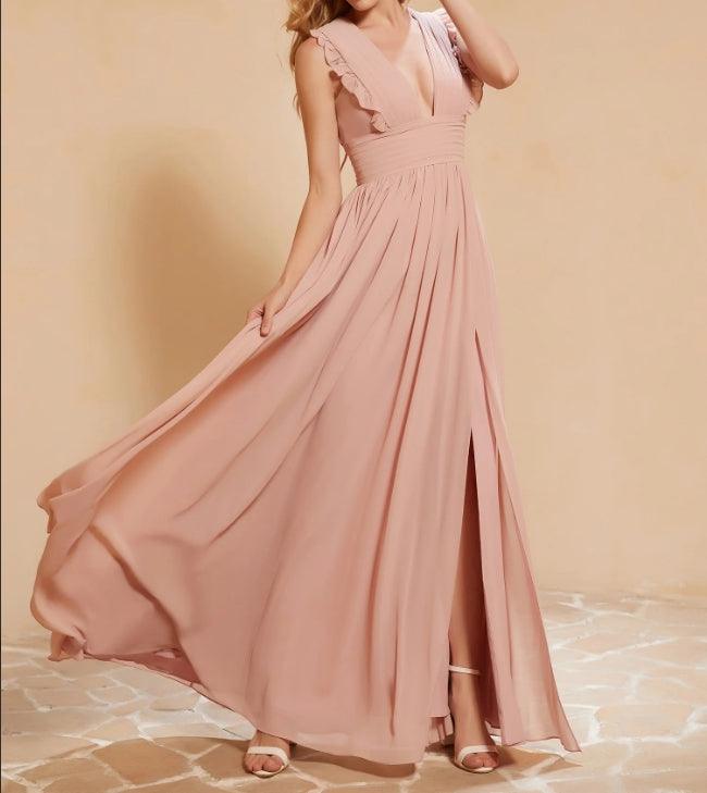 Vestido de noche con escote en V, volantes, plisado y abertura en la parte delantera.