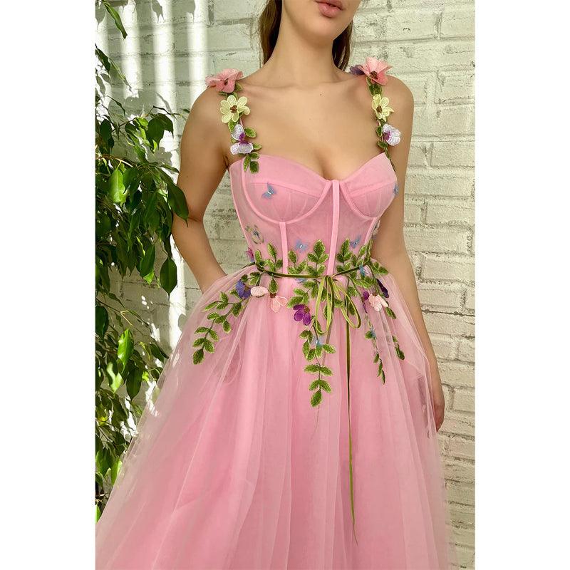 Vestido de fiesta rosa con tirantes finos, escote corazón, apliques 3D y bolsillos 