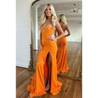 Vestido de noche largo de satén con escote corazón, sin tirantes, con cuentas y abertura