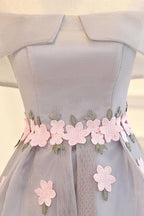 Hellgraues Tüllkleid mit Blumen, High Low, modisches Partykleid, graue Homecoming-Kleider