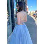 Vestido de fiesta azul cielo brillante con escote en V pronunciado 