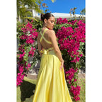 Vestido de fiesta de corte A con escote en V profundo, tirantes cruzados y abertura