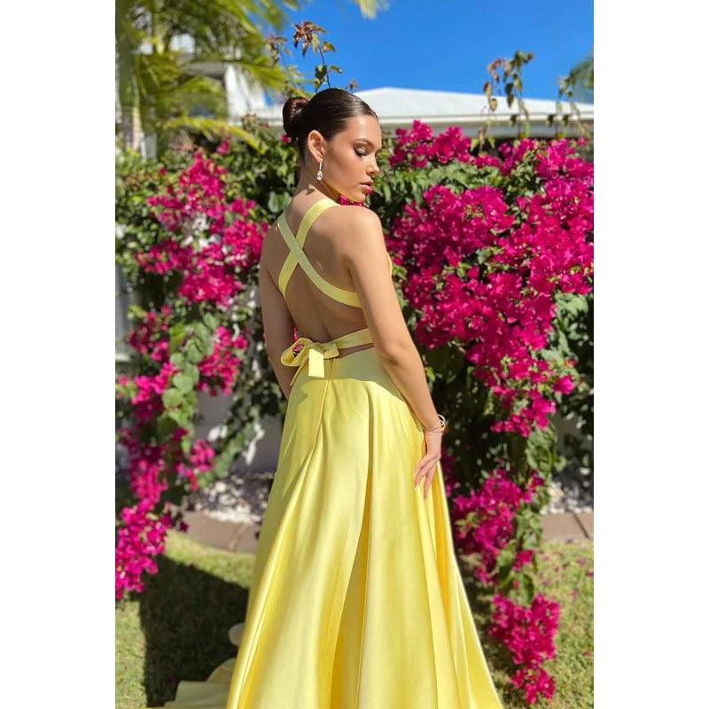 Vestido de fiesta de corte A con escote en V profundo, tirantes cruzados y abertura