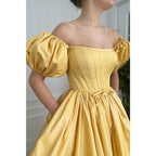 Vestido de fiesta largo de satén amarillo, sin tirantes, con abertura alta y bolsillos, de manga corta 
