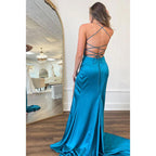 Vestido de noche largo de satén azul con tirantes finos y cola de sirena 