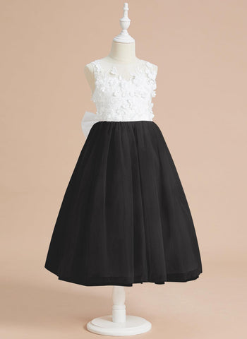 Wadenlanges Kleid aus floraler Spitze mit großer Schleife 