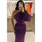 Vestido de noche largo morado con lentejuelas y un hombro al descubierto 