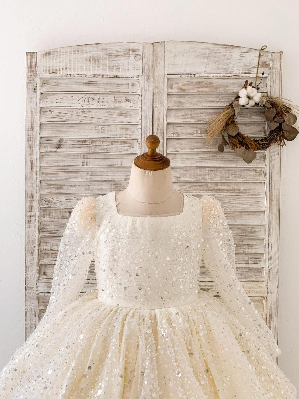 Vestido de cumpleaños para niña color marfil hasta la rodilla de satén 