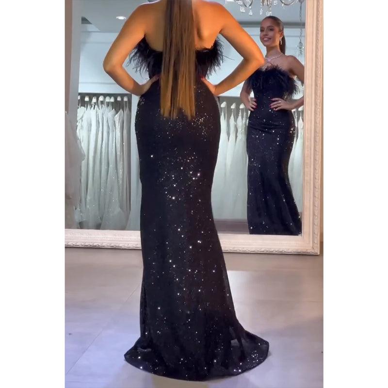Vestido de fiesta largo con plumas brillantes sin tirantes y abertura en la espalda 