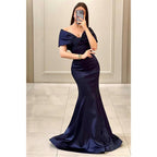 Vestido de fiesta largo sencillo de corte trompeta/sirena con hombros descubiertos y pliegues 