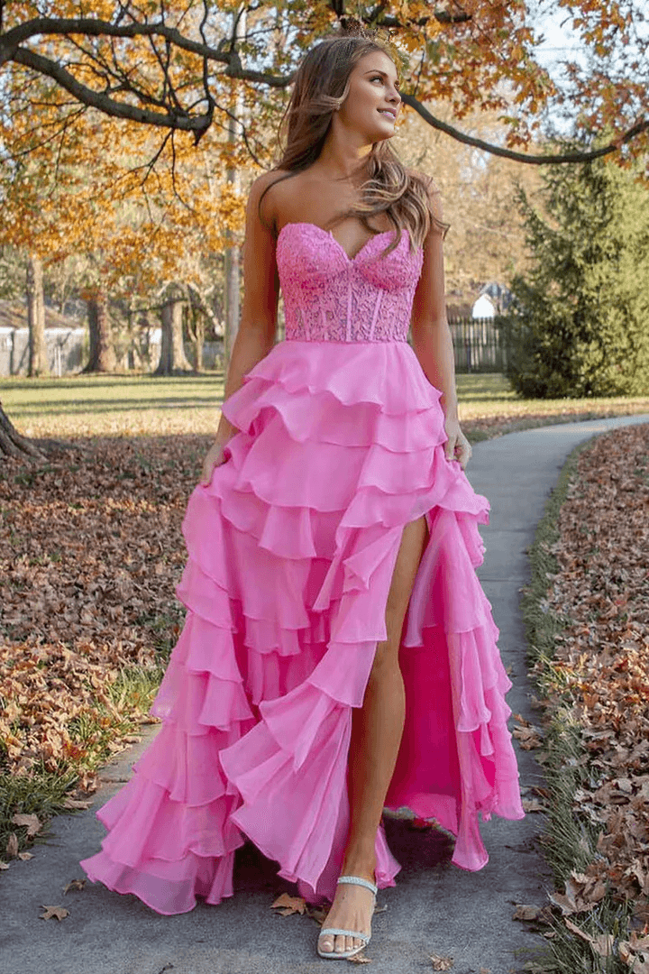 Vestido de fiesta con escote corazón y falda pastel con abertura