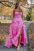 Vestido de fiesta con escote corazón y falda pastel con abertura