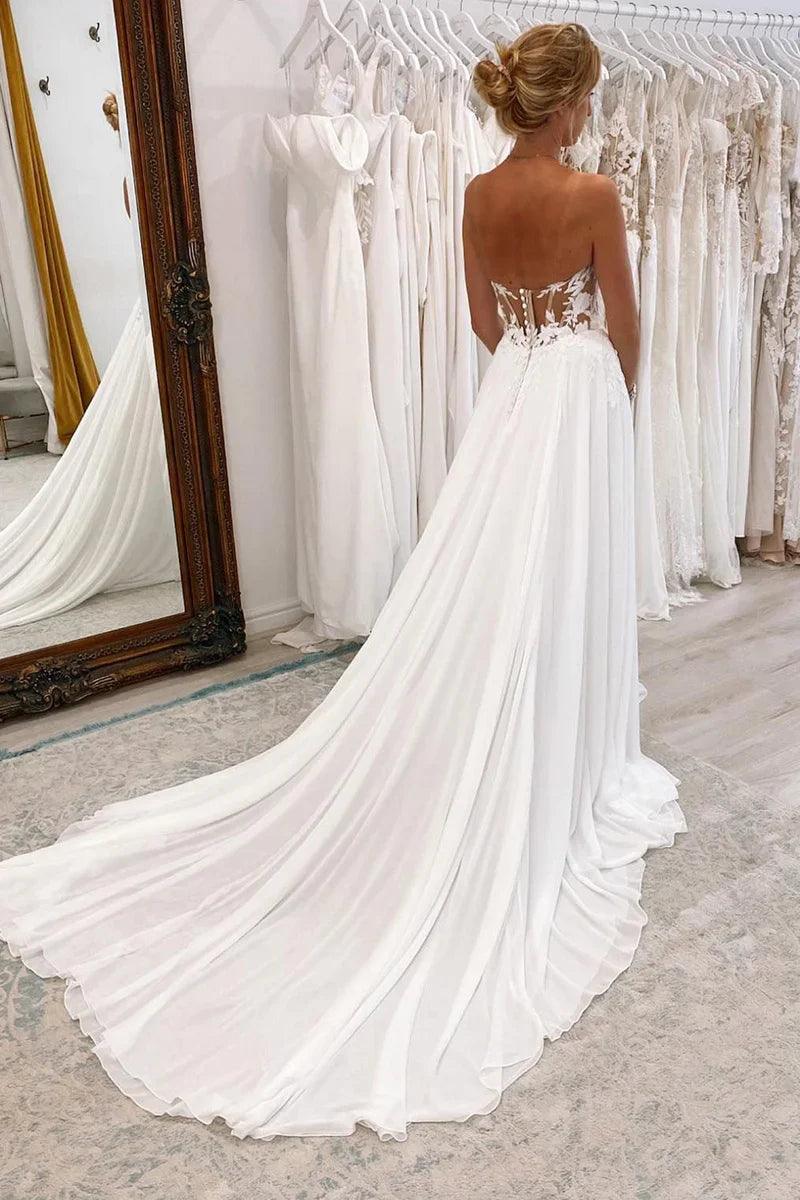 Vestido de novia blanco de escote corazón, largo de encaje con abertura
