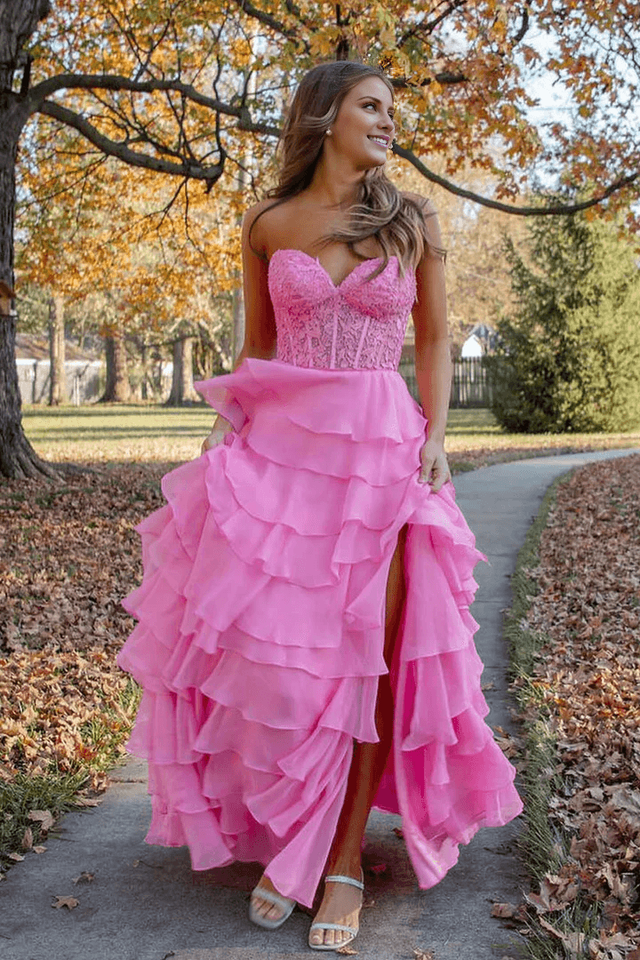 Vestido de fiesta con escote corazón y falda pastel con abertura