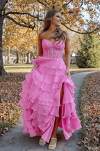 Vestido de fiesta con escote corazón y falda pastel con abertura