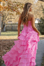 Vestido de fiesta con escote corazón y falda pastel con abertura