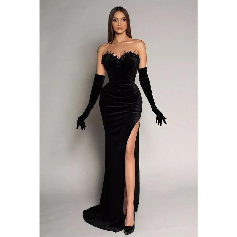 Vestido de fiesta de satén plisado con cuentas y mangas largas, sin tirantes y con abertura.