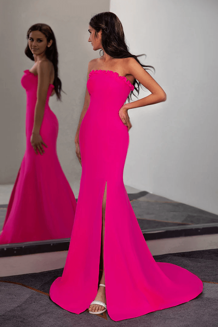 Vestido de fiesta ajustado sin tirantes con volante