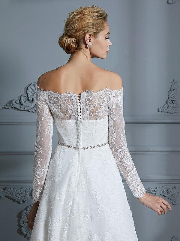 Vestidos de novia princesa mangas largas hombros descubiertos encaje asimétrico