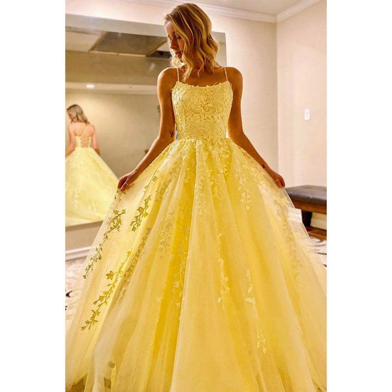 Vestido de fiesta largo de corte A con tirantes cruzados y apliques de tul azul cielo