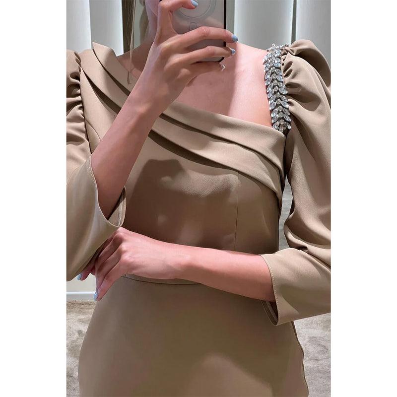 Vestido de noche formal con escote barco, mangas 3/4 y cuentas, corte tubo/columna 