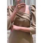 Vestido de noche formal con escote barco, mangas 3/4 y cuentas, corte tubo/columna 