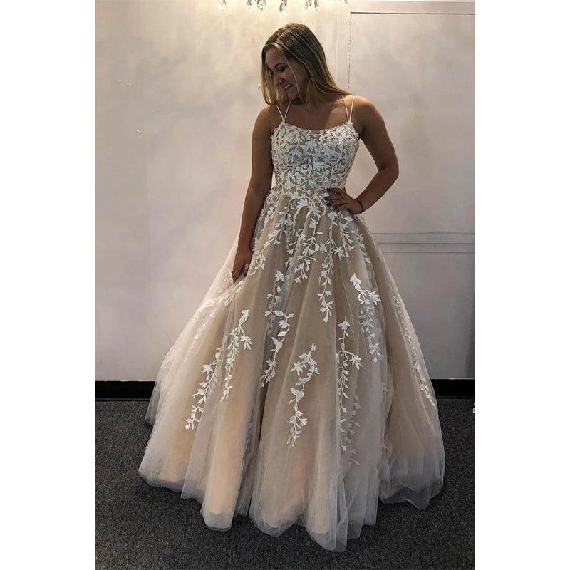 Vestido de fiesta largo de corte A con tirantes cruzados y apliques de tul azul cielo