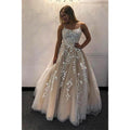 Vestido de fiesta largo de corte A con tirantes cruzados y apliques de tul azul cielo