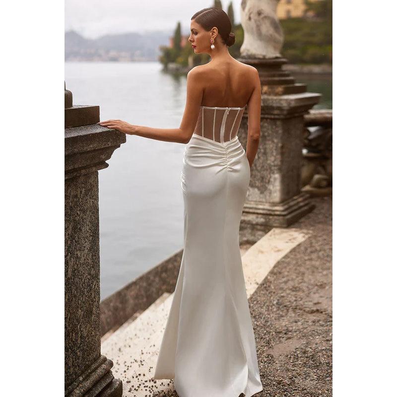 Vestido largo de fiesta formal de satén fruncido sin tirantes y transparente con abertura