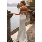 Vestido largo de fiesta formal de satén fruncido sin tirantes y transparente con abertura