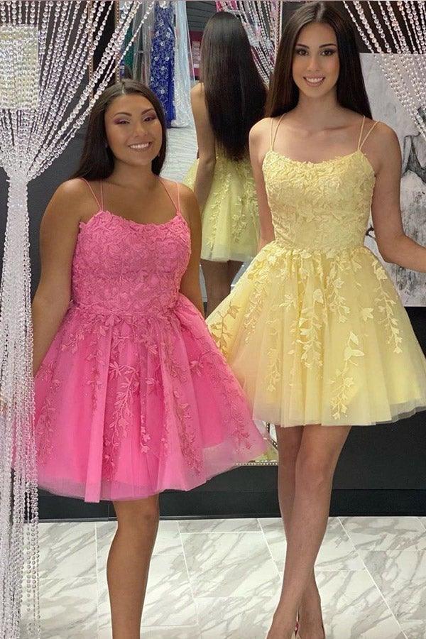 Vestido de fiesta corto azul con tirantes y apliques de encaje
