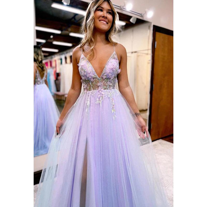 Glamouröses und dramatisches A-Linien-Ballkleid aus Tüll mit V-Ausschnitt, Spaghettiträgern und Schlitz