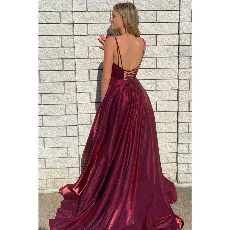Vestido de fiesta burdeos con escote en V pronunciado y abertura alta con bolsillos 