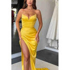 Vestido de noche largo fruncido con tirantes finos y abertura para fiesta de graduación