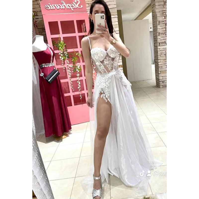 Elegante y lujoso vestido de fiesta de graduación con tirantes finos, corte A, abertura lateral y apliques