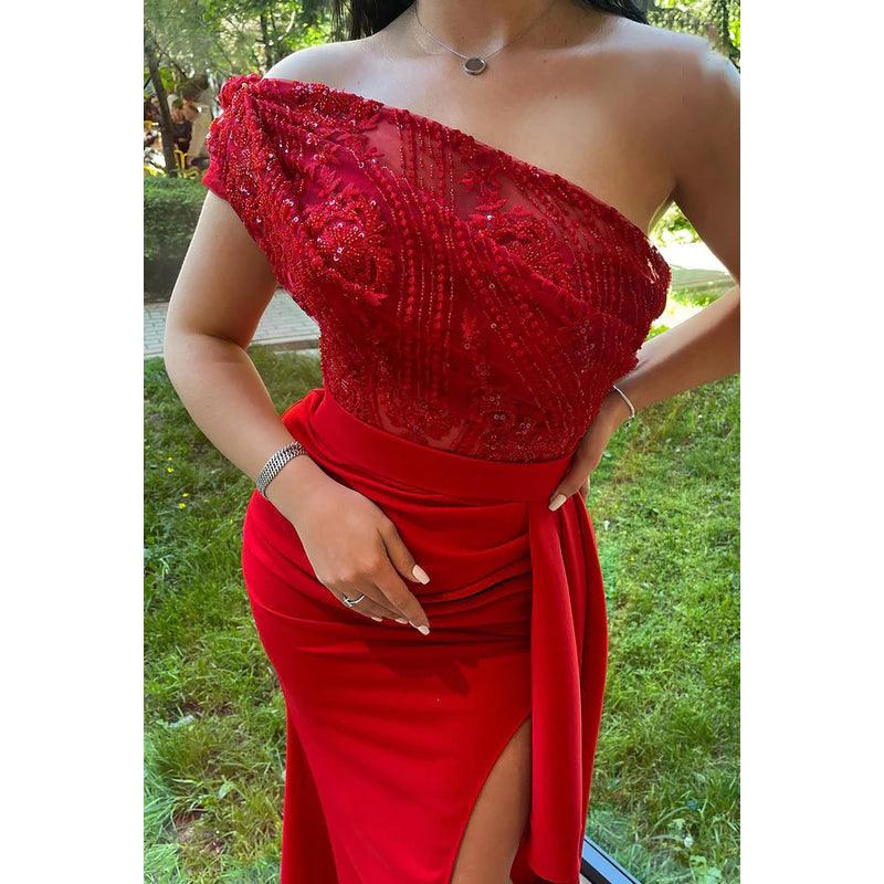 Elegante y lujoso vestido de fiesta con hombros descubiertos, mangas cortas, abertura lateral y fruncido