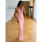 Vestido rosa largo para invitada de boda con tirantes finos y pliegues 