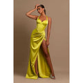 Vestido de noche largo fruncido con escote halter y escote corazón con abertura en el muslo