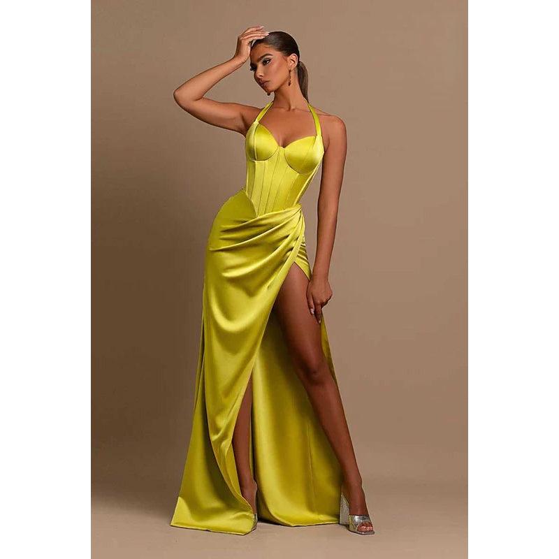 Vestido de noche largo fruncido con escote halter y escote corazón con abertura en el muslo